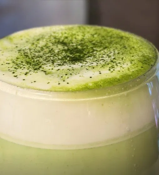 Matcha latte con leche de avena en Cafetería Deseo Granollers