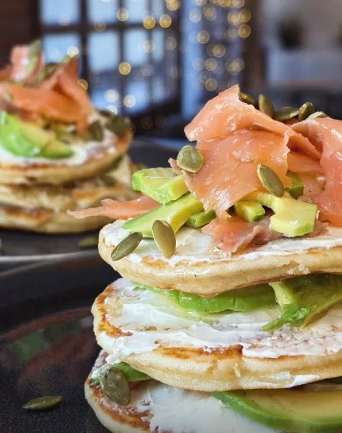Pancakes con salmón ahumado, aguacate y semillas en Cafetería Deseo Granollers