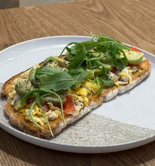 Tostada con huevos revueltos, aguacate y rúcula en Cafetería Deseo Granollers